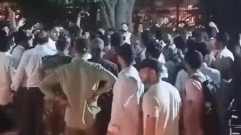 जामिया में दीवाली मनाने जुटे हिंदू छात्रों को अब पुलिस ने लिया हिरासत में, बल का प्रयोग भी हुआ: पहले इस्लामी कट्टरपंथियों ने काटा था बवाल, दीप तोड़ लगाए थे अल्लाह-हू-अकबर के नारे