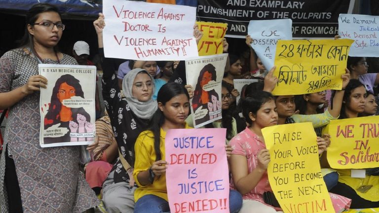 RG Kar अस्पताल के 50 सीनियर डॉक्टर ने एक साथ दिया इस्तीफा, आमरण अनशन पर जूनियर डॉक्टर्स: जानिए वजह, यहीं हुआ था रेप-मर्डर