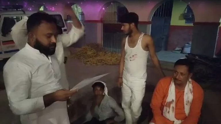 अयोध्या में दीपोत्सव पर बजा रहे थे- राम आएँगे तो अँगना… रईस खान के खानदान ने कर दिया हमला: कहा-  मादर$द तुम बड़े रामभक्त हो गए हो