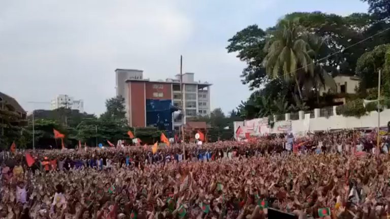 बांग्लादेश में हिंदुओं पर फिर हमला, कई घायल, खून से लथपथ: प्रदर्शन करने जा रहे अल्पसंख्यकों पर टूट पड़ी इस्लामी कट्टरपंथी भीड़, देखती रही पुलिस-सेना