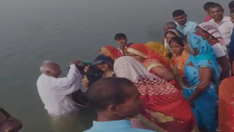 माँग का सिंदुर धुलवा गंगा में हिंदुओं का हो रहा था सामूहिक धर्मांतरण: बिहार के बक्सर में 3 पादरी गिरफ्तार, सिर पर क्रॉस का ठप्पा लगा बना रहे थे ईसाई