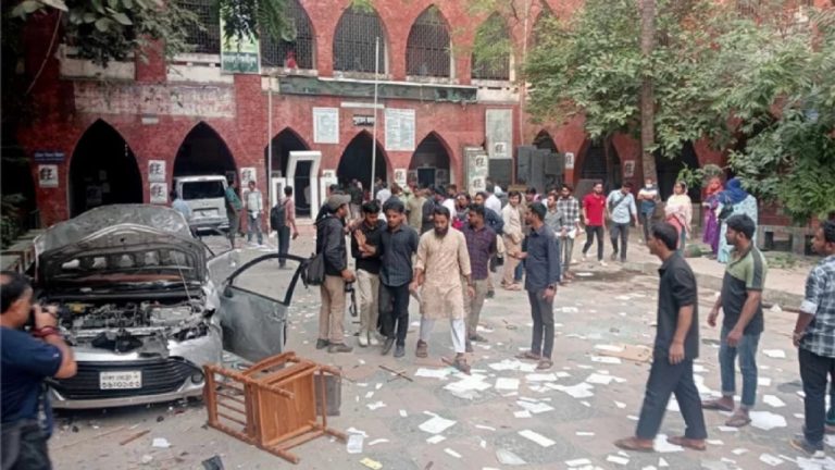 अपनी ही लगाई आग में जल रहा बांग्लादेश, अजान की आ रही थी आवाज और एक-दूसरे को कूट रहे थे छात्र: कॉलेजों में तबाही, 8000 पर FIR