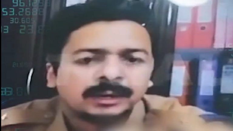 पुलिस की वर्दी पहन असली पुलिस को ही वीडियो कॉल कर बैठा साइबर ठग: करने चला था डिजिटल अरेस्ट, घबराकर काटा फोन – देखें वायरल वीडियो