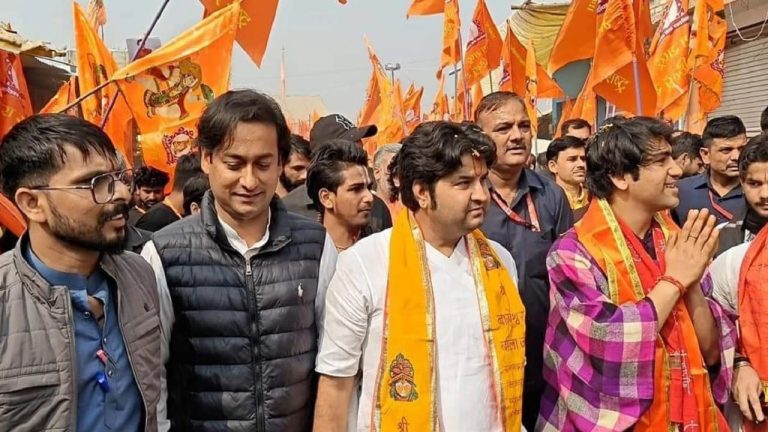 धीरेंद्र शास्त्री की हिंदू एकता यात्रा में शामिल हुए दिग्विजय सिंह के कॉन्ग्रेसी MLA बेटे जयवर्धन सिंह, बोले- ‘हिंदुओं में एकता जरूरी, भारत है हिंदू राष्ट्र’