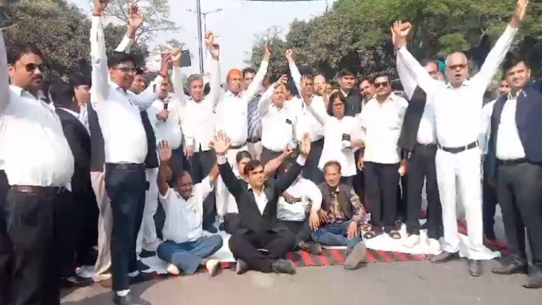 9 मुस्लिम, ₹90 लाख का फ्रॉड, अग्रिम जमानत पर सवाल… UP पुलिस ने गाजियाबाद कोर्ट में क्यों भाँजी लाठियाँ, क्यों हड़ताल पर वकील: सारे सवालों का जवाब एक साथ