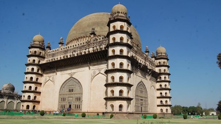 कर्नाटक में ASI की संपत्ति के भी पीछे पड़ा वक्फ बोर्ड, 53 ऐतिहासिक स्मारकों पर दावा: RTI से खुलासा, पहले किसानों की 1500 एकड़ जमीन को बता चुका है अपना