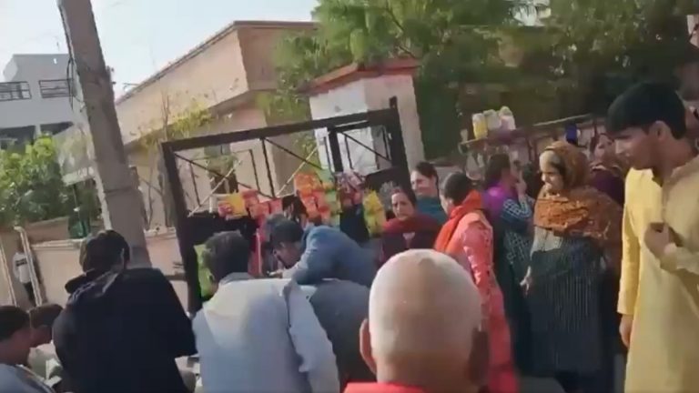 उमर अब्दुल्ला-कॉन्ग्रेस की सरकार ने कश्मीरी पंडितों की दुकानों पर चलाया बुलडोजर, पीड़ित बोले- ‘हम सब कुछ खो चुके, अब कहाँ जाएँ?’