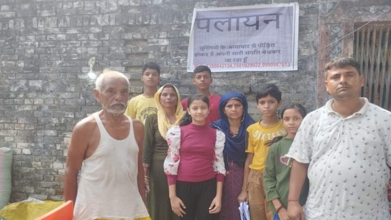 ‘मुस्लिमों के अत्याचार से प्रताड़ित होकर मैं अपनी सारी संपत्ति बेचकर जा रहा हूँ’: कुशीनगर के हिंदू परिवार को लगाना पड़ा पलायन का पोस्टर, पुलिस बता रही नाली का विवाद