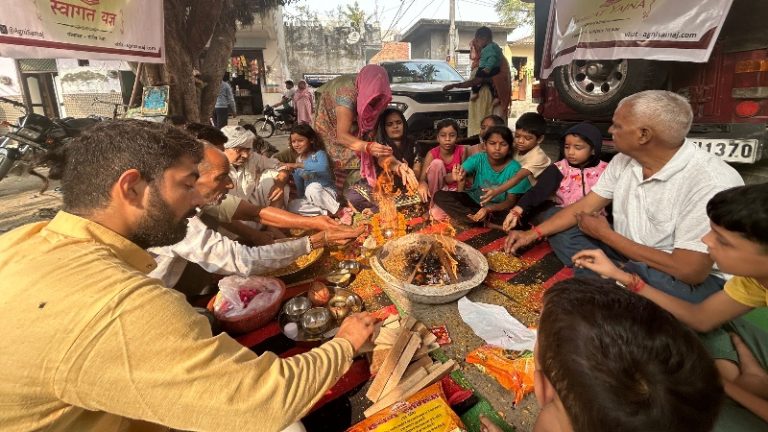 मेरठ में 30 परिवारों ने की घर वापसी, हवन-पूजा कर फिर से बने हिंदू: पादरी बिज्जू मैथ्यू ने लालच दे बनाया था ईसाई, नेटवर्क मार्केंटिंग की तरह चला रहा था धर्मांतरण का रैकेट
