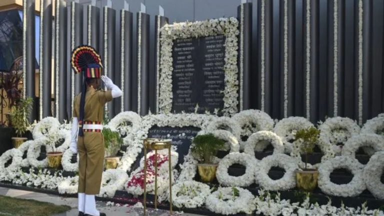 जब 3 दिनों तक पाकिस्तानी आतंकियों ने मुंबई को बनाया बंधक, 26/11 के बलिदानियों को बरसी पर राष्ट्र का नमन