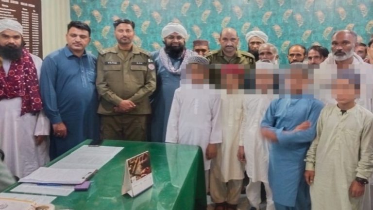 मदरसे में 20 बच्चों से कारी ने किया कुकर्म, पीड़ित नाबालिगों ने वीडियो बना मदद की लगाई गुहार: परिजनों को करना पड़ा समझौता, पाकिस्तान का मामला