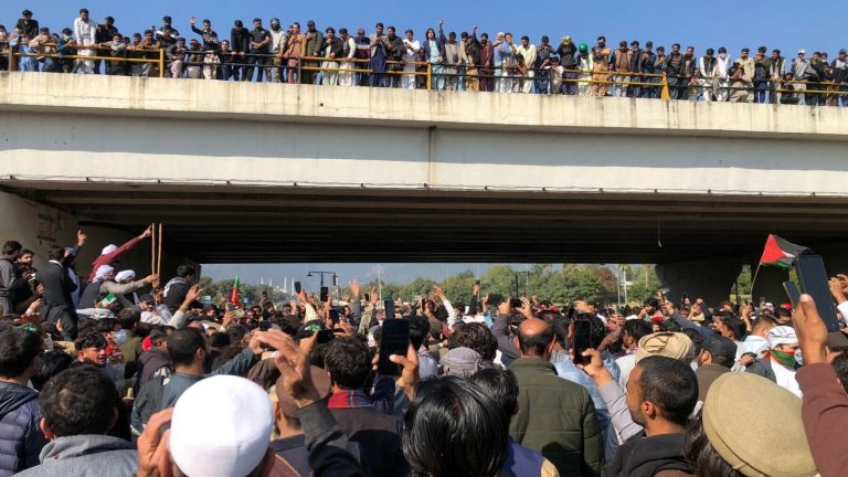 बुशरा बीवी के सामने पाकिस्तान सरकार बेबस, देखते ही गोली मारने के आदेश से भी नहीं डरे इमरान खान के समर्थक: इस्लामाबाद फौज के हवाले, फिर भी D चौक में घुसे