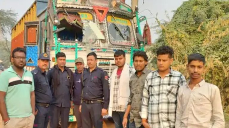 ट्रक में भरकर गोवंश मेवात ले जा रहे थे तस्कर, राजस्थान पुलिस ने रोका तो बरसाई गोलियाँ: जवाबी कार्रवाई के बाद भागे, सर्च ऑपरेशन में मिले 100+ गोवंश