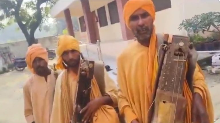 हाथों में सारंगी, तन पर गेरुआ वस्त्र… साधु बन भीख माँगते पकड़े गए सोहराब, नियाज और शहजाद: खुद को गोरखनाथ मठ से बता रहे थे, गंगाजल पीने को नहीं थे तैयार
