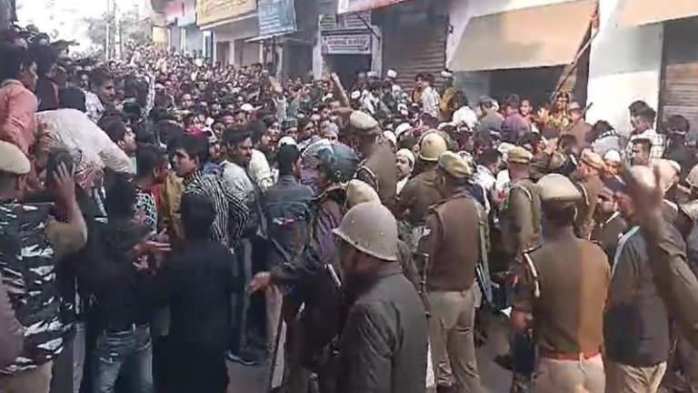 संंभल में पुलिस से लूटे 50 कारतूस, 29 टियर गैस के गोले, था पुलिसकर्मियों की हत्या का प्लान: इंस्पेक्टर की FIR से जानिए मुस्लिम दंगाइयों के इरादे