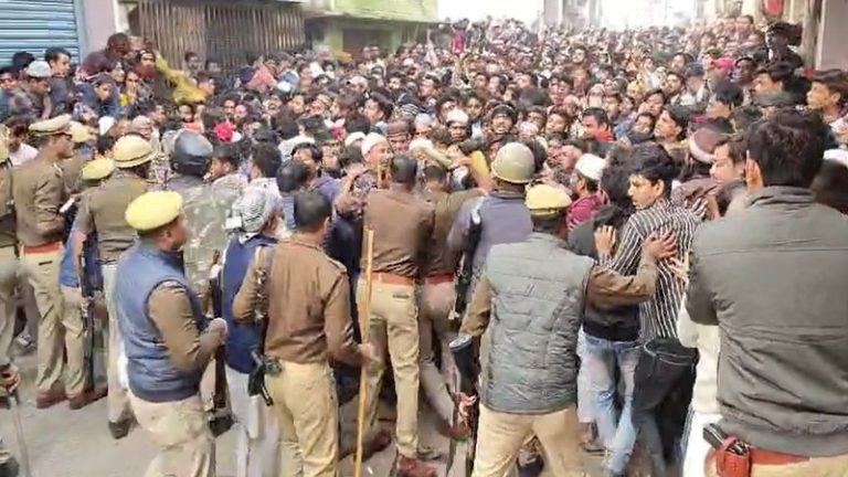 संभल में घरों से निकले हथियार, छतों से पत्थरबाजी करने वाली औरतें भी गिरफ्तार: 2 मृतकों के शरीर में मिली वो गोलियाँ जो पुलिस नहीं करती इस्तेमाल