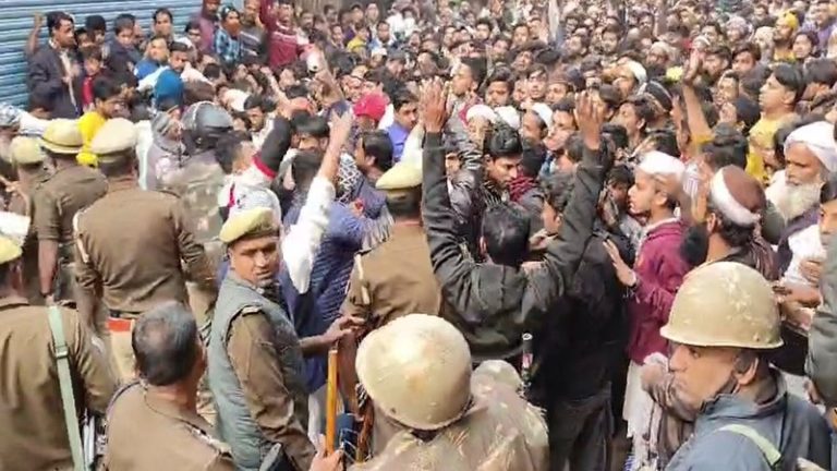 ‘अल्लाहु अकबर’ के नारे लगाते हुए संभल में पुलिस पर टूटी इस्लामी भीड़, हिंसा में 14 साल के लड़के से लेकर 72 साल का मोहम्मद तक शामिल: FIR से खुलासा, खून-खराबे की मंशा से जुटे थे उपद्रवी