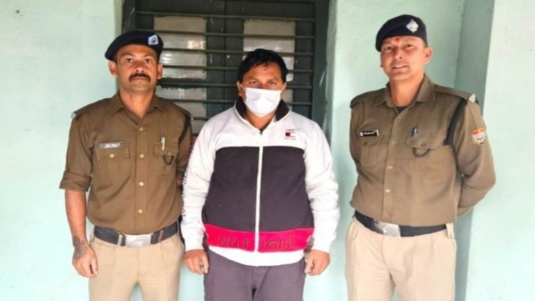 होम डिलीवरी का पोस्टर, हैप्पी दीवाली का मैसेज… 39 मौतों का सोशल मीडिया में मोहम्मद आमिर ने बनाया मजाक, अल्मोड़ा में खाई में गिर गई थी बस
