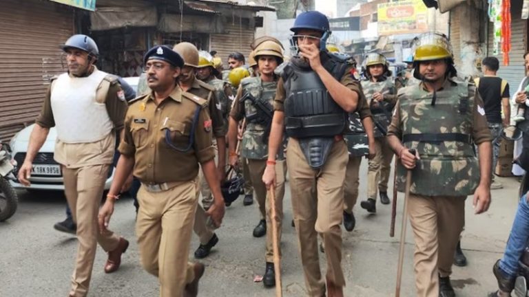संभल जामा मस्जिद हिंसा के बाद पहला जुमा: 70 मजिस्ट्रेट, 10 जिलों की पुलिस, PAC-RAF की 17 कंपनियाँ, 20 CCTV और ड्रोन – तैयार है UP पुलिस