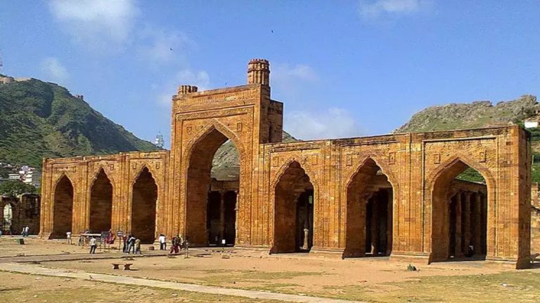 अजमेर दरगाह से 450 मीटर दूर एक और मस्जिद, इसका भी हो सर्वे… मंदिर और संस्कृत यूनिवर्सिटी तोड़ कर बनाया था: डिप्टी मेयर ने की माँग