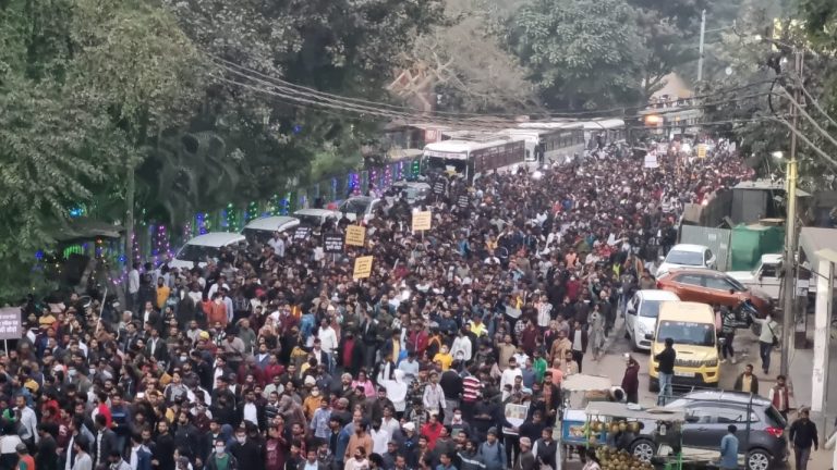 कड़ाके की ठंड में पटना की सड़कों पर लाठी क्यों खा रहे छात्र, क्यों झेल रहे पानी की बौछारें: जानिए क्या है BPSC से जुड़ा विवाद, क्यों ‘PK वापस जाओ’ के लगे नारे