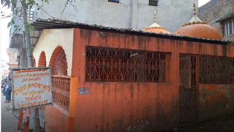 सपा नेता कैश खाँ ने प्राचीन शिव मंदिर पर कब्जा कर बनाया 3 मंजिला मकान, शिवलिंग और मूर्तियों को कुएँ में फेंका: विरोध करने पर हिंदुओं को फर्जी मुकदमें में फँसाने की देता धमकी