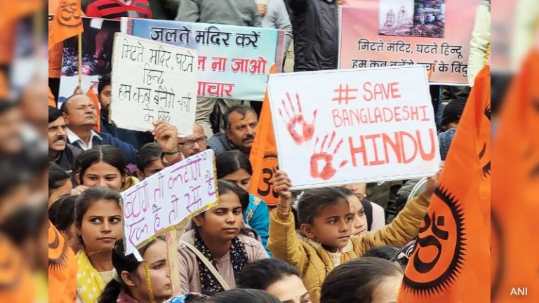 रिक्शावाले मुस्लिम भी हिंदुओं को दिखाते हैं आँख, मारते हैं ओवरटेक करने पर भी… बांग्लादेश में 79 दिन में हिंदुओं के खिलाफ 88 घटनाएँ: यूनुस सरकार ने खुद माना