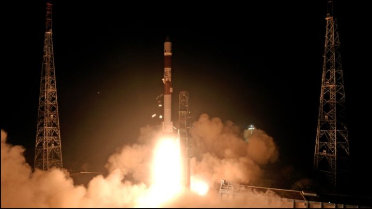ISRO ने लॉन्च किया SpaDex मिशन, स्पेस डॉकिंग के लिए छोड़े दो सैटेलाइट: अंतरिक्ष में ही जोड़े जाएँगे, ऐसा करने वाला चौथा देश होगा भारत