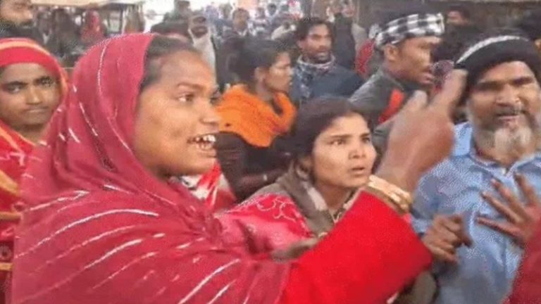 मुस्लिम भीड़ ने लखनऊ में नगर निगम की टीम पर किया हमला, महिला स्टाफ के कपड़े फाड़े… मेयर ने ‘बांग्लादेशी बस्ती’ पर चलवाया बुलडोजर, बिजली भी कटवाई