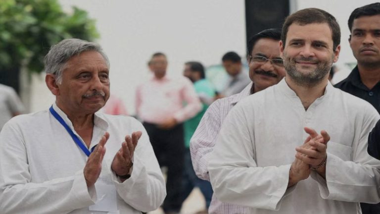 PM मोदी को ‘नीच’ कहने वाले गाँधी परिवार के ‘दरबारी’ ने किताब में भी छापी ‘चापलूसी’ की गाथा: सोनिया-राहुल को बचाया, कॉन्ग्रेस की दुर्गति के लिए मनमोहन सिंह को बना दिया ‘कुर्बानी का बकरा’
