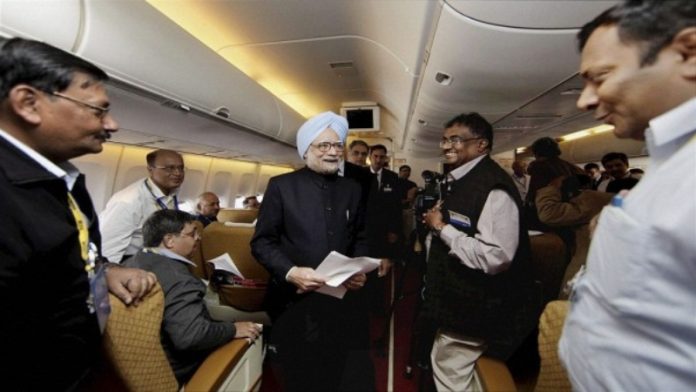 पत्रकारों के साथ मनमोहन सिंह