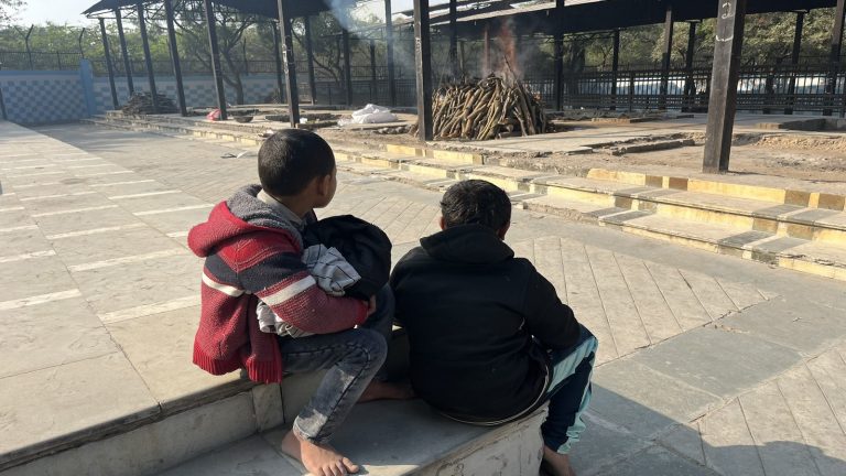 अपने ही पिता की चिता को जलते देख रहे इन दो बच्चों का दर्द बताने के लिए हमारे पास शब्द नहीं हैं, खुद पढ़िए कैसे एक मुस्लिम परिवार ने इन्हें कर दिया अनाथ