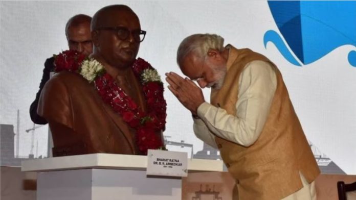 डॉक्टर अंबेडकर को नमन करते पीएम मोदी