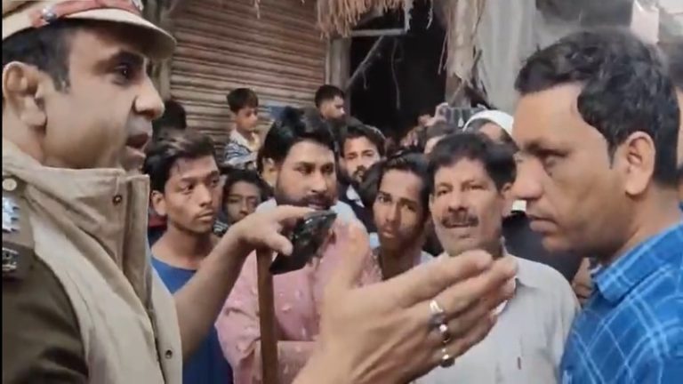 संभल हिंसा के दौरान कट्टरपंथियों की भीड़ पुलिस वालों की जान लेने पर थी आमादा, DSP अनुज चौधरी और SP के PRO संजीव को लगी गोलियाँ: पढ़ें – FIR में दर्ज खूँखार भीड़ के कारनामे