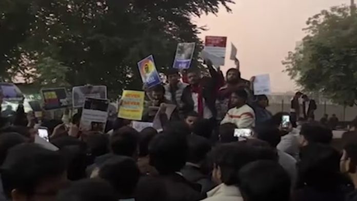 जामिया में नारेबाजी