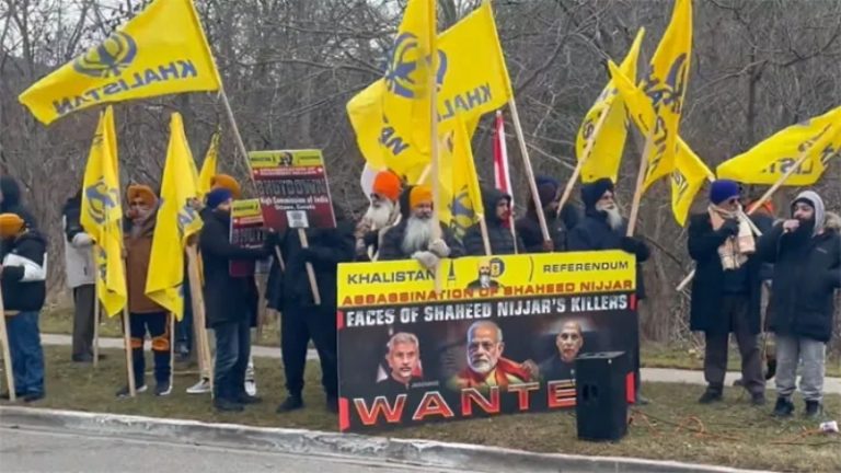 ‘मोदी को मार डालो… निज्जर को किसने मारा, भारत सरकार…’: कनाडा में मंदिर के बाहर खालिस्तानियों ने लगाए आपत्तिजनक नारे, वाणिज्य दूतावास के काम को किया बाधित