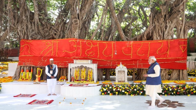 भारत स्वतंत्र हुआ, पर कैद ही रह गया पुराणों का अक्षयवट: पहली बार प्रयागराज महाकुंभ में हिंदू कर सकेंगे दर्शन, अकबर का लगाया प्रतिबंध मोदी राज में हटा