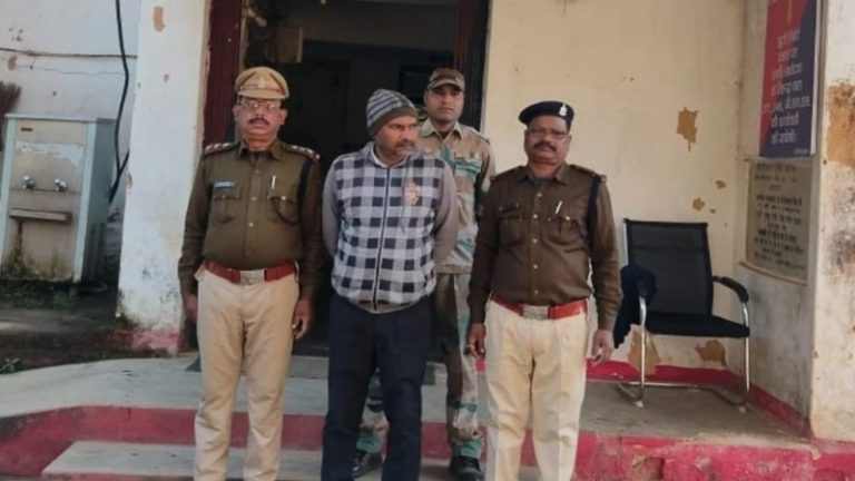दुर्गा मंदिर में भजन बंद कराने पहुँचा कॉन्ग्रेस नेता नासिर अली, पुजारी के साथ की गाली-गलौच: पूजा में बाधा डालने पर छत्तीसगढ़ पुलिस ने किया गिरफ्तार