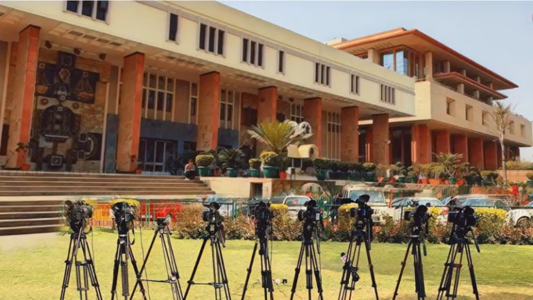 अदालत से पहले मीडिया पर दस्तावेजों का पहुँचना स्वीकार्य नहीं: दिल्ली हाई कोर्ट ने जताई चिंता, कहा- पत्रकार समझें जिम्मेदारी, इससे फैसले पर पड़ सकता है असर