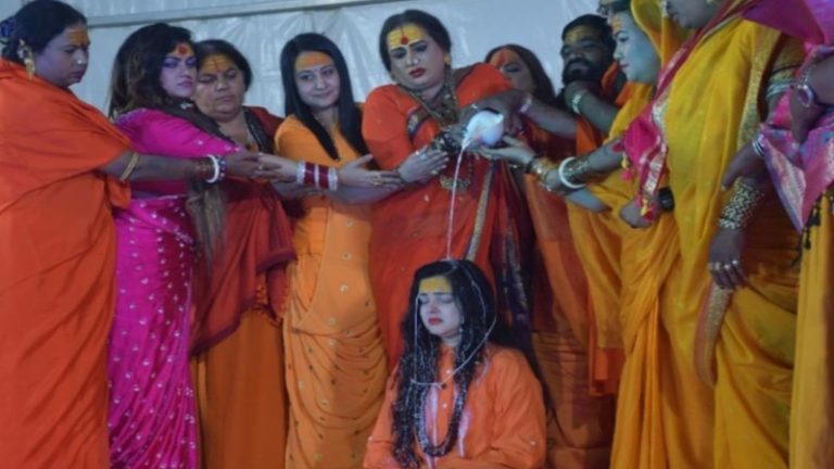 क्या होता है अखाड़ा, क्या है महामंडलेश्वर बनने का विधान, कैसा होता है उनका जीवन, क्यों ममता कुलकर्णी की संन्यास दीक्षा पर हो रहा विवाद: सारे सवालों का जवाब एक साथ