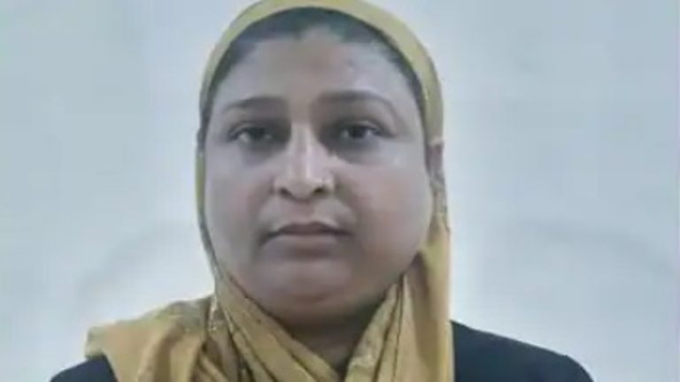 ‘बड़ी बहन को ज्यादा मानती हो तुम’: रेशमा ने अपनी अम्मी सबीरा बानो को चाकू घोंपकर मारा, मुंबई के थाने में जाकर किया सरेंडर