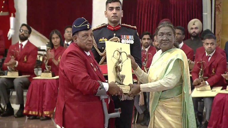 आखिरकार ‘चंदू चैंपियन’ को मिला ‘अर्जुन अवॉर्ड’, जिसके लिए थाने पहुँचा था दिग्गज तैराक: मुरलीकांत पेटकर ने राष्ट्रपति के हाथों लिया सम्मान, मोदी सरकार ने 2018 में दिया था पद्मश्री