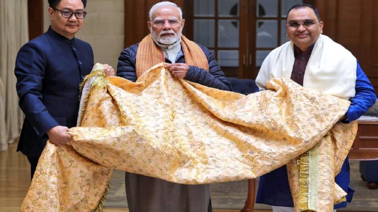 ‘PM मोदी न चढ़ाएँ अजमेर शरीफ पर चादर, रोक लगे’ : अदालत में डली याचिका, दावा- पहले दरगाह की जगह था शिव मंदिर