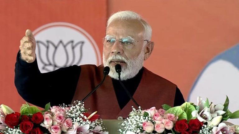 ‘AAP का शासन आप-दा काल, कोरोना में लोग ऑक्सीजन के लिए भटक रहे थे तो ये शीशमहल बनवा रहे थे’: PM मोदी ने बोला हमला, नमो भारत सहित दिल्ली को दी ₹12000 करोड़ की सौगात