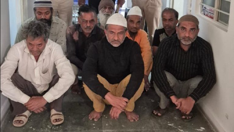 8 लोग (शक्ल देख कर नाम बताने की जरूरत नहीं)… सब गिरफ्तार: वक्फ प्रॉपर्टी बता हिंदुओं की दुकानों से सड़क पर फेंक दिया था सामान