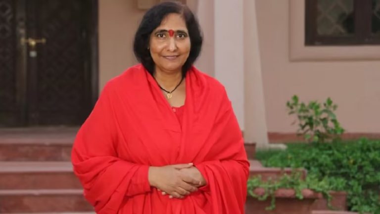 महाकाल बनकर दुश्मन से टकराएँगे, जहाँ बनी है मस्जिद, मंदिर वहीं बनाएँगे… वात्सल्य ग्राम की ‘दीदी माँ’ को पद्मभूषण: जानिए किन-किन हस्तियों को इस बार मिला है पद्म सम्मान