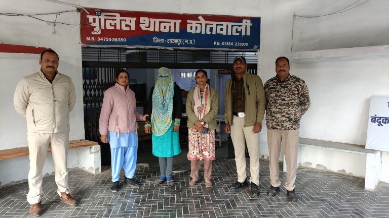 मुस्लिम महिला ने फर्जी हिंदू नाम से बनाया आधार कार्ड, सेक्स के नाम पर फँसाने लगी लोगों को: मीडिया रिपोर्ट में कॉन्ग्रेसी नेता का कनेक्शन