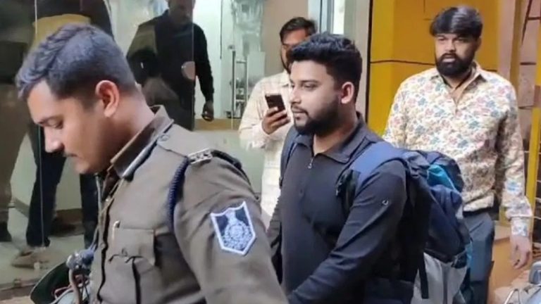महाकाल मंदिर के पास हिंदू लड़की के साथ होटल में रुका सैफ अहमद, नाम बताया प्रकाश गुप्ता : हकीकत खुलने पर मचा बवाल, फर्जी ID के साथ पुलिस ने दबोचा