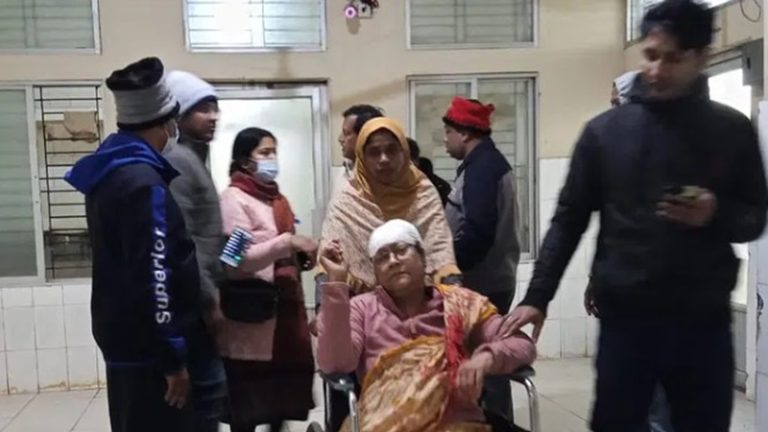खोपड़ी की हड्डी तोड़ी, सिर से खून निकाला: बांग्लादेश में हिंदू पत्रकार के परिवार पर धारदार हथियार से हमला, माता-पिता-पत्नी किसी को नहीं छोड़ा