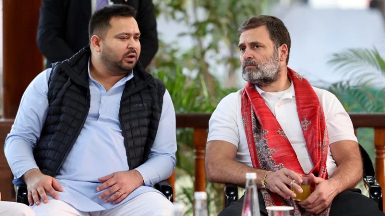 बिहार चुनाव से पहले जाति के जिस गुब्बारे को फूला रहे थे तेजस्वी यादव, उसमें राहुल गाँधी ने ही कर दिया भूर: कॉन्ग्रेस नेता ने किया सेल्फ गोल या लालटेन की लौ हुई कम?